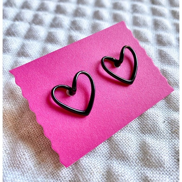 New Black Heart Retro 80s Style Stud Earrings - Picture 1 of 6